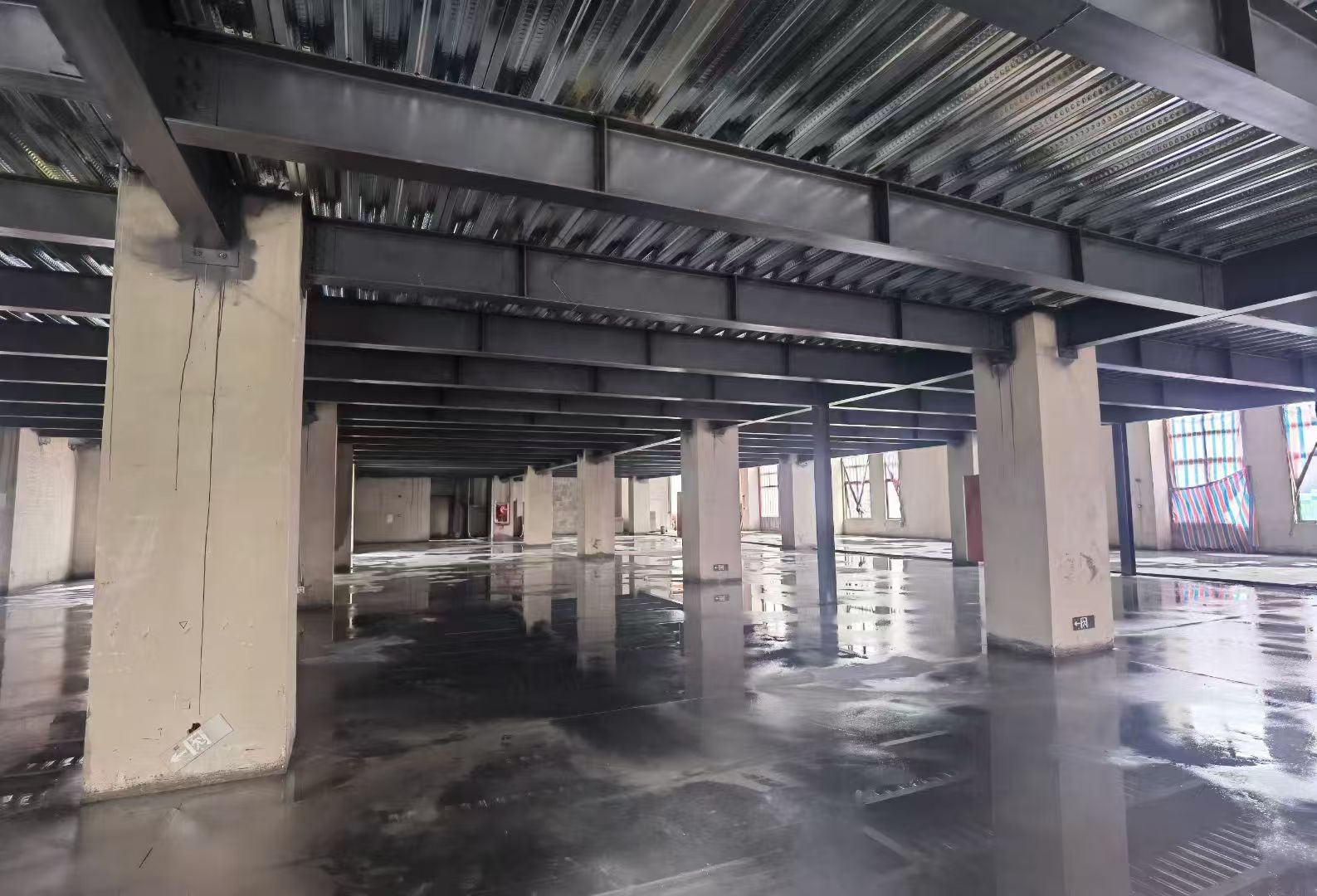 汽车零部件机加工车间装修：防油污防滑工业厂房地面设计